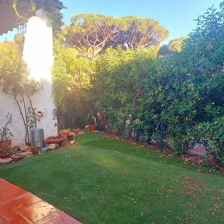 Hébergement de vacances Charming House In Quarteira With Garden View And Terrace