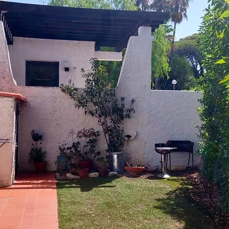 Hébergement de vacances Charming House In Quarteira With Garden View And Terrace
