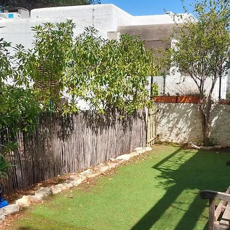 Hébergement de vacances Charming House In Quarteira With Garden View And Terrace