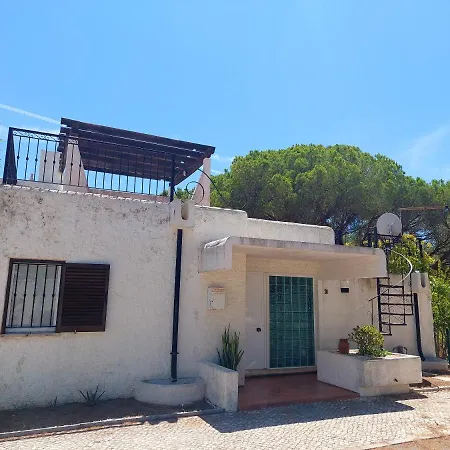 Charming House In Quarteira With Garden View And Terrace בית נופש Benfarras